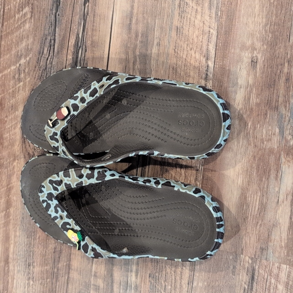 Women's Size 6 Leopard Print Croc Flip Flops - Picture 5 of 6